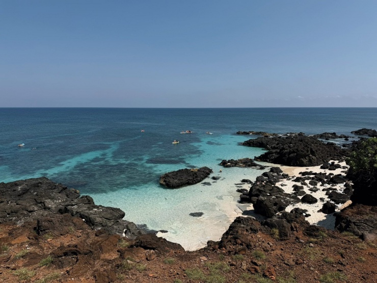 Do được hình thành bởi quá trình phun trào núi lửa, đảo Bé sở hữu những bãi đá nham thạch độc đáo. Ảnh: Mạnh Tiến Khôi