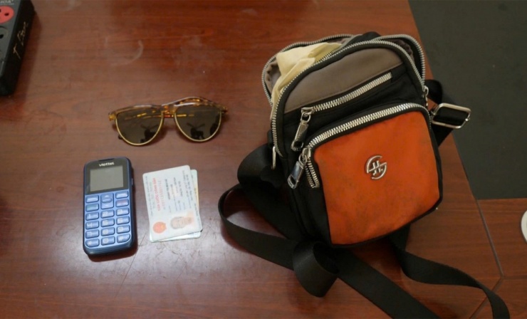 Chiếc túi mà các đối tượng cướp giật được của cụ bà ngồi xe lăn