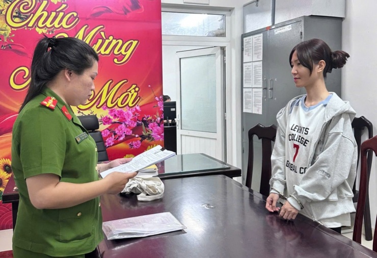 Đối tượng Hồ Thị Thùy Dương lúc bị bắt