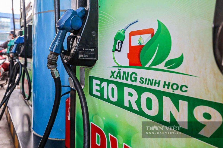 Theo Chỉ thị 09 của Thủ tướng Chính phủ ban hành ngày 19/3, Bộ Công Thương được giao đẩy mạnh sử dụng xăng sinh học (E10), đồng thời rà soát các điều kiện để sớm triển khai lộ trình chuyển đổi sang xăng E10 trong tháng 4/2026, góp phần giảm 10% lượng tiêu thụ xăng khoáng và tiết kiệm năng lượng.