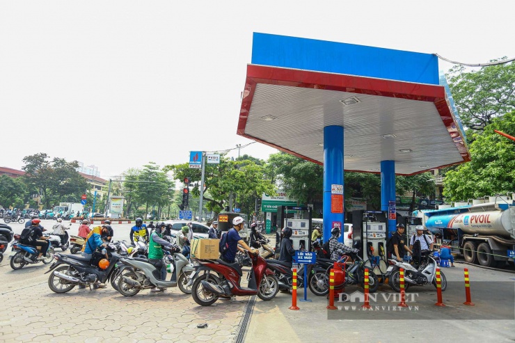 Theo ghi nhận của PV Báo Dân Việt, tại cửa hàng xăng dầu PVOIL Nghĩa Tân trên đường Hoàng Quốc Việt (phường Nghĩa Đô), lượng khách đổ xăng E10 khá đông, từ xe máy đến ô tô.