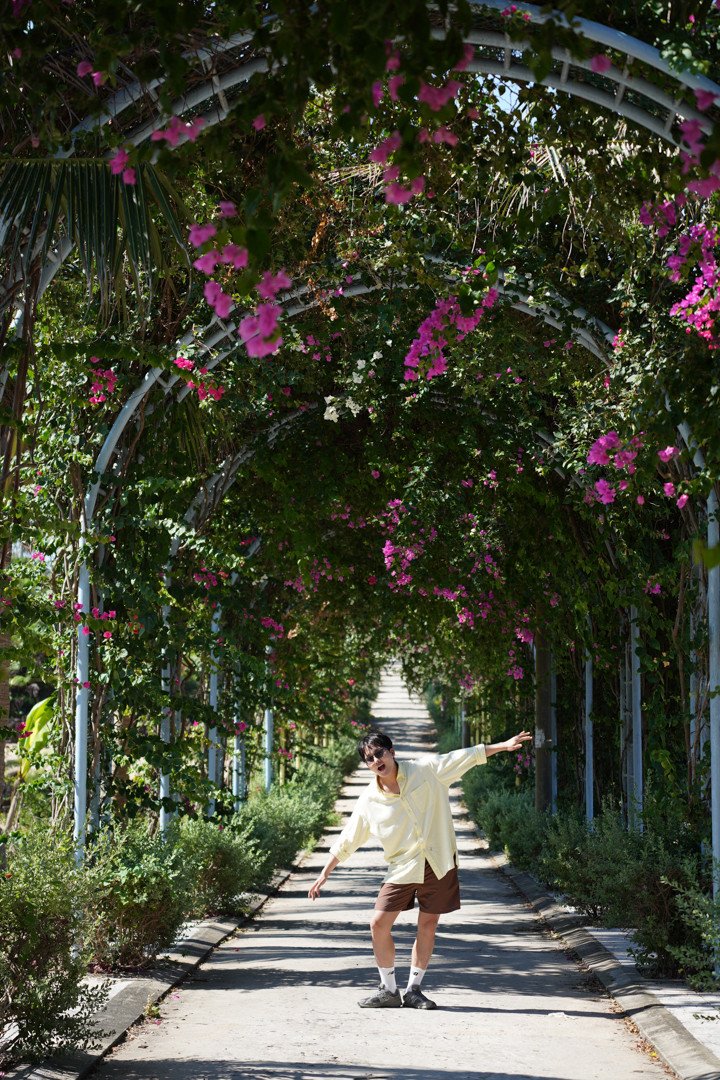 Buổi chiều, nam du khách vui chơi ở Bãi Tây, chèo kayak gần cảng và chờ ngắm hoàng hôn.