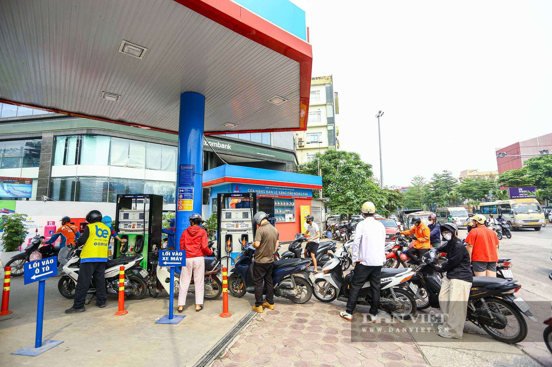 Người dân dần làm quen sử dụng xăng E10 nhằm giảm phát thải và đảm bảo an ninh năng lượng.