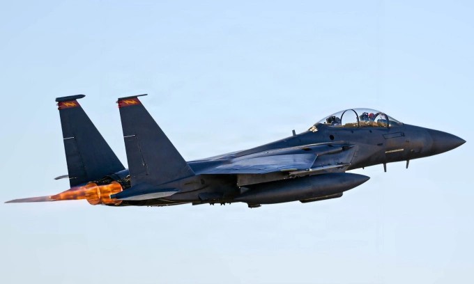 Mỹ xác nhận chiến đấu cơ đầu tiên rơi tại Iran, một phi công được giải cứu - 1