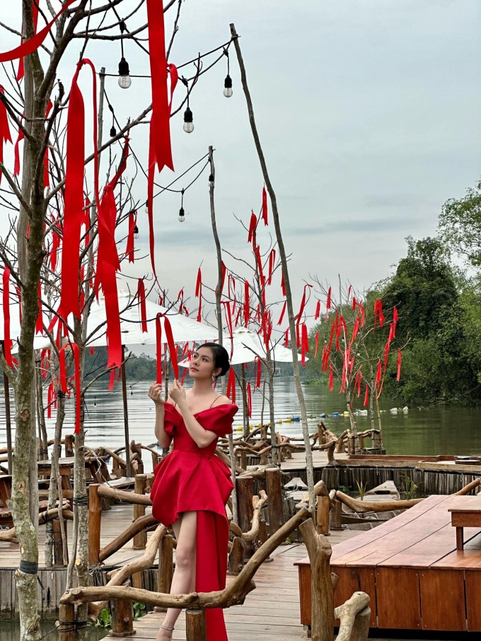 Vân Trang trang trí Tết tại vườn sinh thái.