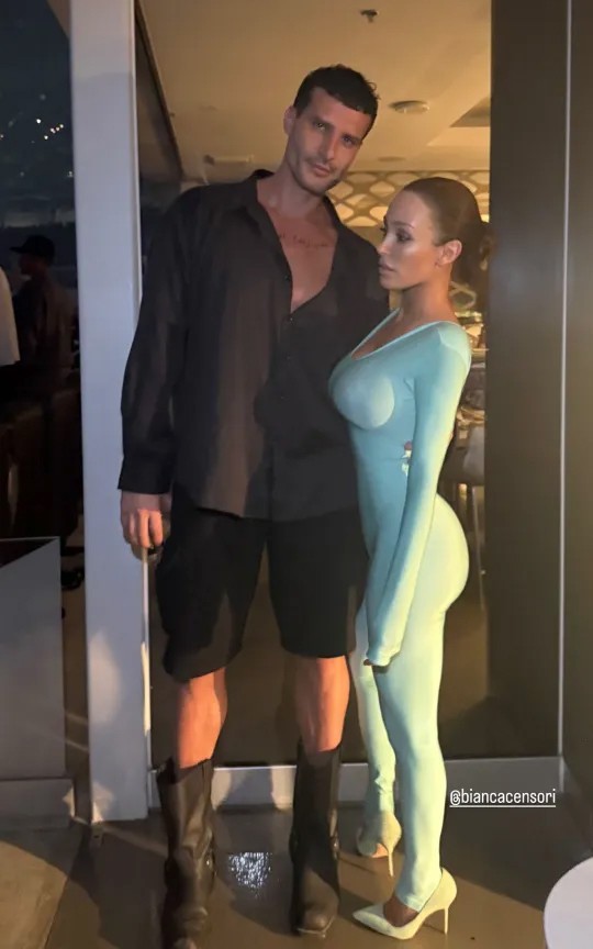 Bianca Censori tạo dáng cùng stylist Gadir Rajab khi đến concert của chồng.