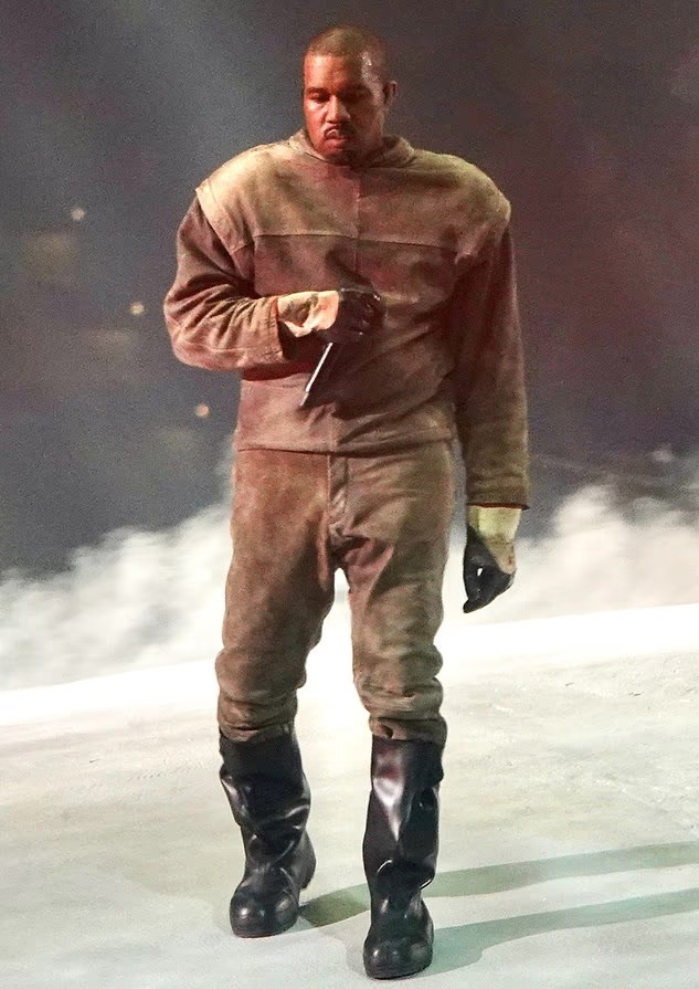 Kanye West trên sân khấu đêm nhạc tại sân vận động SoFi, Los Angeles hôm 1/4. Ảnh: Backgrid