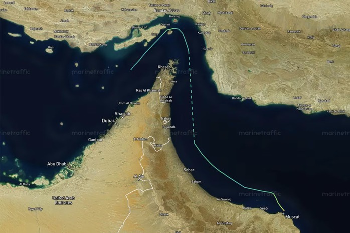 Bản đồ theo dõi tàu CMA CGM Kribi của Pháp khi vượt qua eo biển Hormuz hôm 2-4. Ảnh: MarineTraffic.