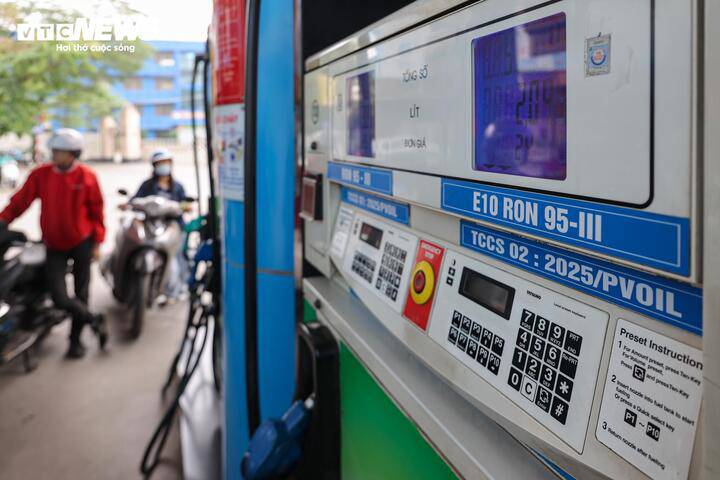 Theo Thông tư 50 của Bộ Công Thương, từ ngày 1/6/2026, bắt buộc xăng không chì (theo quy chuẩn kỹ thuật quốc gia hiện hành) phải phối trộn, pha chế thành xăng E10 để sử dụng cho động cơ xăng trên toàn quốc.