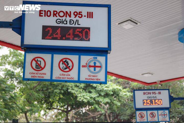 Song, trước những thách thức về an ninh năng lượng, biến động thị trường năng lượng trên thế giới, Thủ tướng đã yêu cầu Bộ Công Thương rà soát các điều kiện để sớm triển khai lộ trình chuyển đổi sang xăng E10 ngay trong tháng 4, góp phần giảm phụ thuộc vào xăng khoáng.