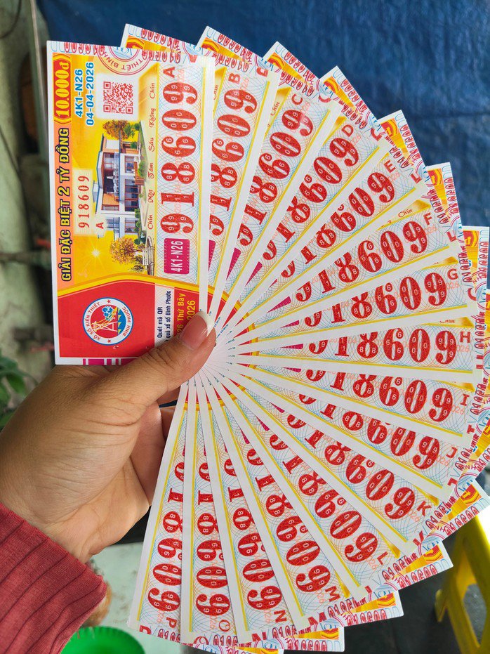 Vé số Hậu Giang, Bình Phước và TPHCM là 3 trong 4 đài mở thưởng ngày 4-4. Ảnh: ĐLVS Hổ, ĐLVS Thần Tài