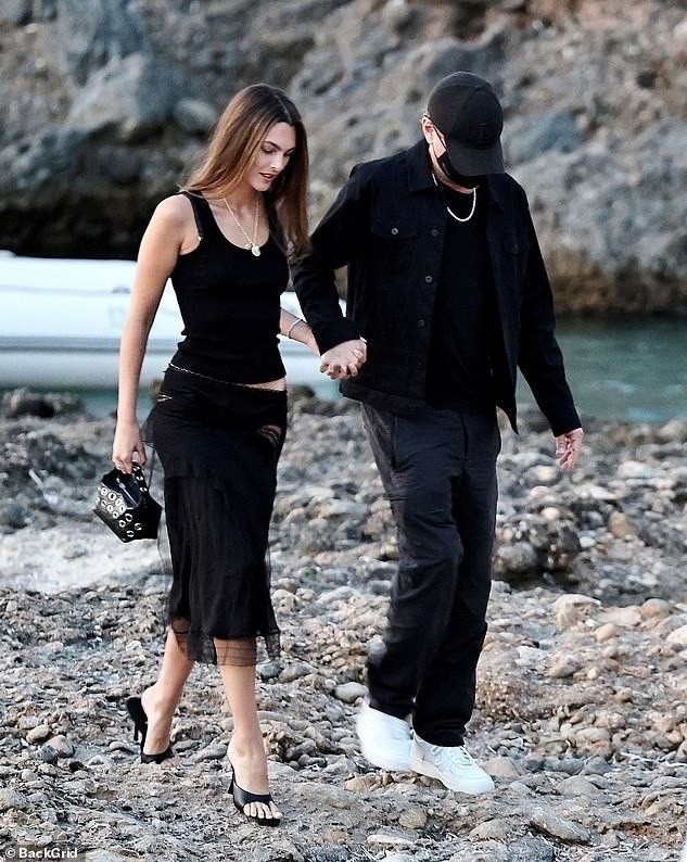 Đôi uyên ương Leonardo DiCaprio, Vittoria Ceretti trong kỳ nghỉ trên đảo Ibiza, tháng 8/2025. Ảnh: Backgrid