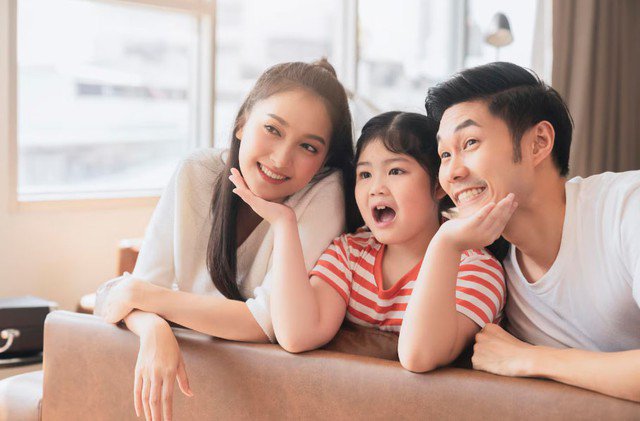 Khi cha mẹ làm gương bằng hành động quan tâm, trẻ sẽ học theo và từng bước hình thành EQ cao. Ảnh minh họa