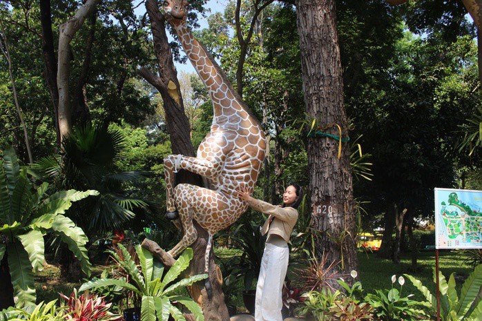 Trào lưu leo tượng chụp ảnh sống ảo: Thảo Cầm Viên Sài Gòn lên tiếng - 8