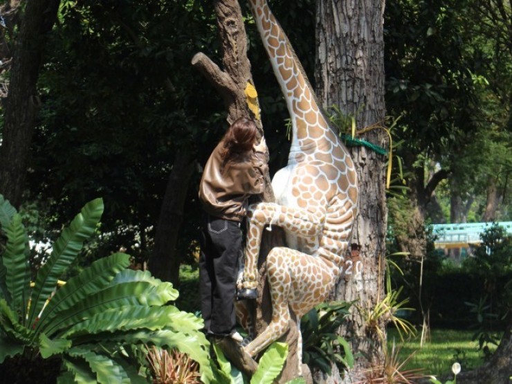 Trào lưu leo tượng chụp ảnh sống ảo: Thảo Cầm Viên Sài Gòn lên tiếng