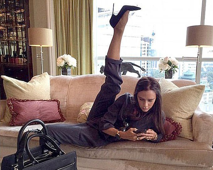 Victoria Beckham thường xuyên khoe cơ thể dẻo dai với màn giơ thẳng chân lên trời. Ảnh: Instagram