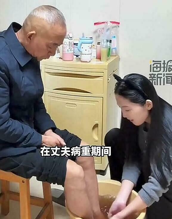 Bà Li chăm sóc ông Hou vào những ngày cuối đời. Ảnh: Sina