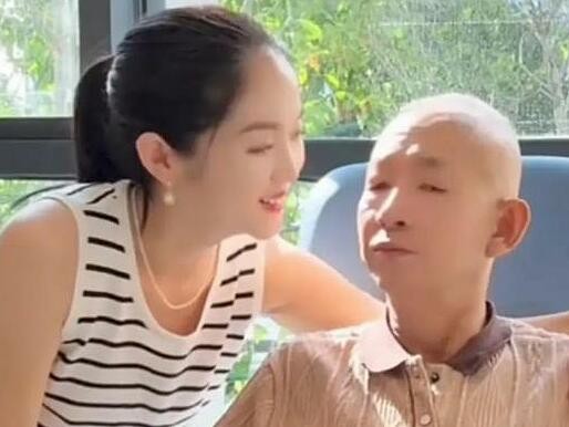 Hou, 61 tuổi và Li, 33 tuổi. Ảnh: Sina