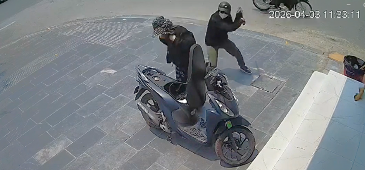 Kẻ bịt mặt dùng hung khí đánh chị Đ.T.L.A.