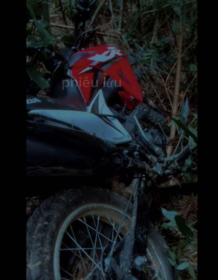 Chiếc xe máy bị kẹt trong rừng. (Ảnh: FBNV)