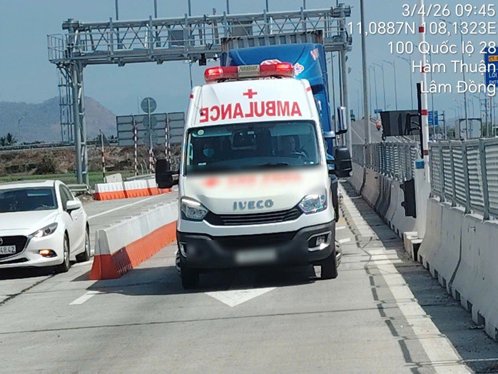 Không đủ điều kiện vẫn chạy trên đường cao tốc, xe cứu thương bị xử phạt nặng. Ảnh: Cục CSGT