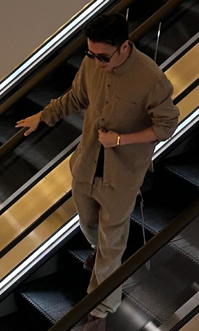 Tạ Đình Phong đeo chiếc vòng trong một lần đi shopping.