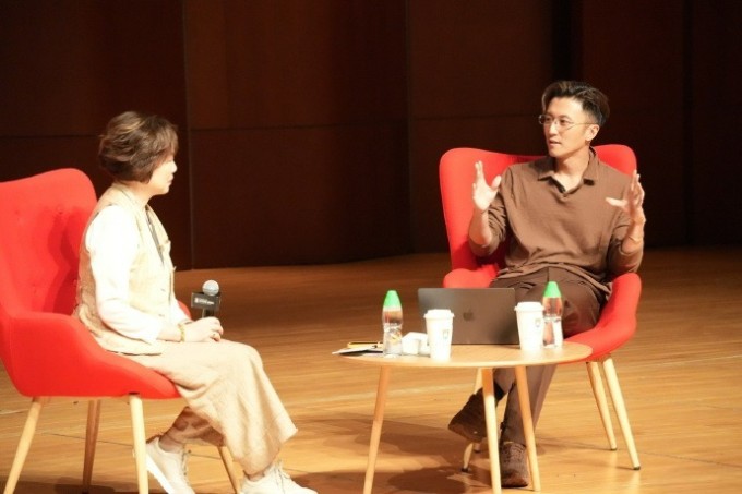 Tạ Đình Phong gây sốt khi đeo lại 'vòng tay tình yêu' cùng Vương Phi - 1