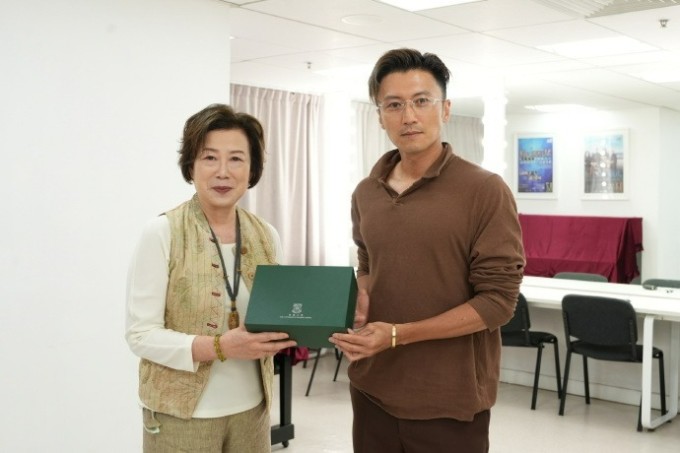 Tạ Đình Phong gây sốt khi đeo lại 'vòng tay tình yêu' cùng Vương Phi - 2