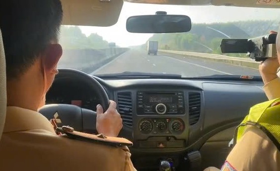 Đội CSGT đường bộ cao tốc số 6 nguỵ trang ghi hình phạt nguội