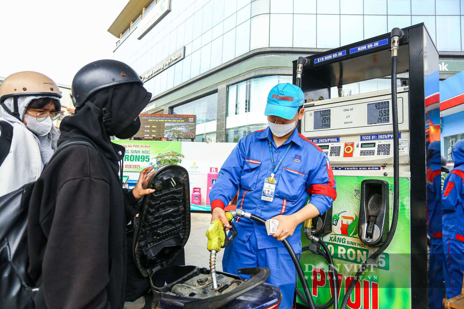 Người dân dần làm quen sử dụng xăng E10 nhằm giảm phát thải và đảm bảo an ninh năng lượng.