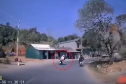 Clip: Ôm cua như “chỗ không người”, hai xe máy lướt qua nhau trong gang tấc