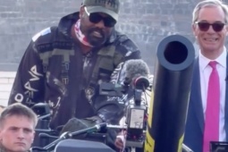 Cú sốc boxing: Võ sĩ cưỡi xe tăng đe đoạ đối thủ, nhận cái kết đắng ngắt