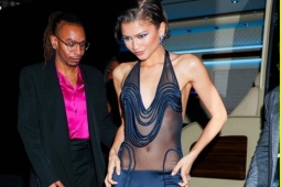 Nữ diễn viên 30 tuổi diện váy xuyên thấu không nội y táo bạo