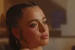 Không nhận ra con gái Angelina Jolie và Brad Pitt