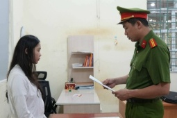 Bốn cô gái livestream khiêu dâm dụ 30.000 người xem