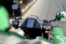 Nhiều tài xế xe công nghệ 'nhẹ gánh' khi chuyển sang xe điện