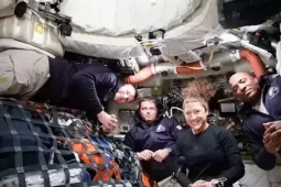 NASA công bố những bức ảnh đẹp ngỡ ngàng từ tàu Mặt trăng Artemis II