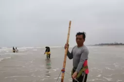 Mùa ốc ruốc ngắn ngủi, ngư dân tranh thủ 'hái lộc biển' kiếm tiền triệu mỗi ngày