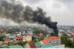 Cháy cửa hàng sửa xe máy ở Nghệ An, cột khói đen bốc cao hàng chục mét