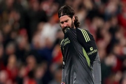 Tin mới nhất bóng đá trưa 4/4: Alisson chấn thương, Liverpool đối mặt khủng hoảng trước đại chiến PSG