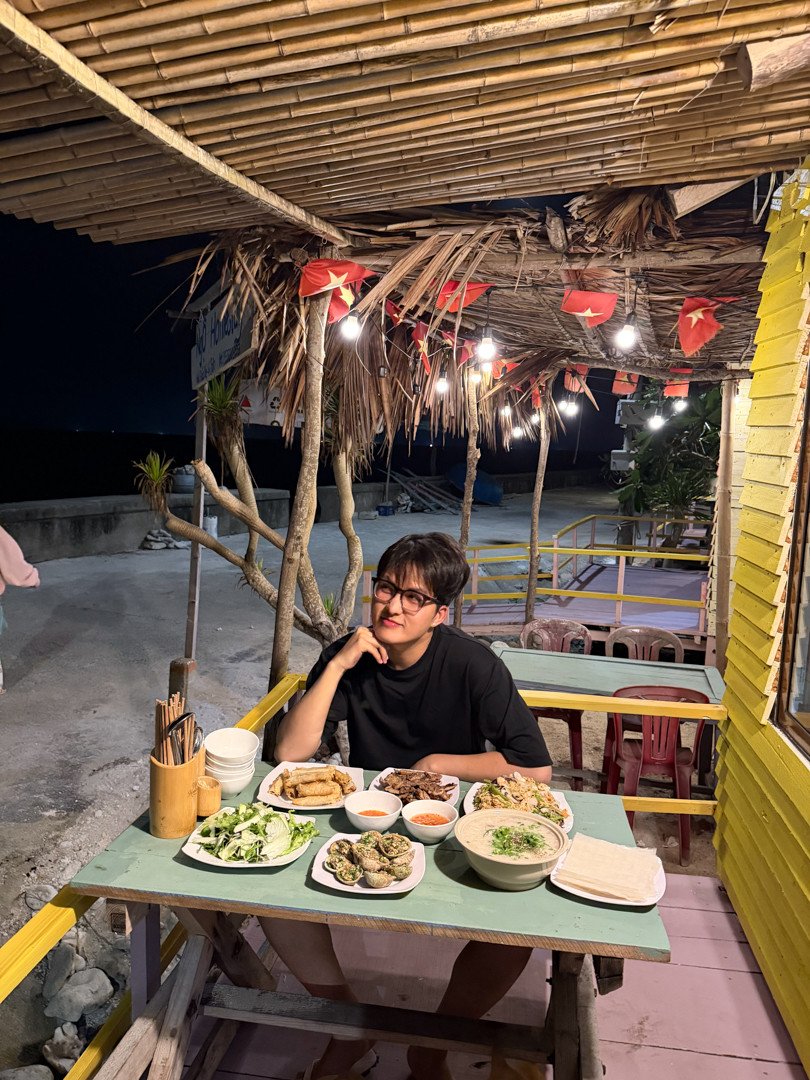 Bữa cơm tối anh Khôi đặt tại homestay trên đảo. Ảnh: Mạnh Tiến Khôi