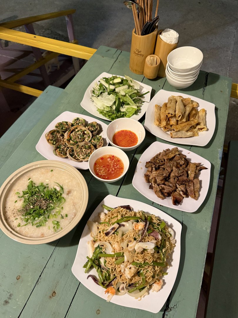 Bữa cơm tối anh Khôi đặt tại homestay trên đảo. Ảnh: Mạnh Tiến Khôi