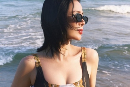 Vẻ gợi cảm tuổi 45 của Lệ Quyên