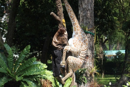 Trào lưu leo tượng chụp ảnh sống ảo: Thảo Cầm Viên Sài Gòn lên tiếng