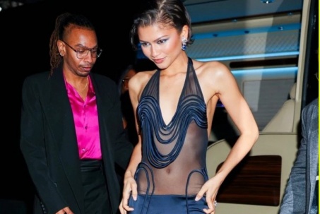 Nữ diễn viên 30 tuổi diện váy xuyên thấu không nội y táo bạo