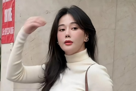 Phương Oanh gây chú ý với ngoại hình trẻ trung