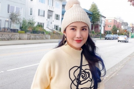 Vợ Phan Thành được khen mặc như du học sinh dạo phố Canada