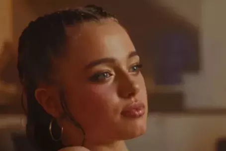 Không nhận ra con gái Angelina Jolie và Brad Pitt