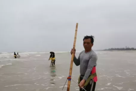 Mùa ốc ruốc ngắn ngủi, ngư dân tranh thủ 'hái lộc biển' kiếm tiền triệu mỗi ngày