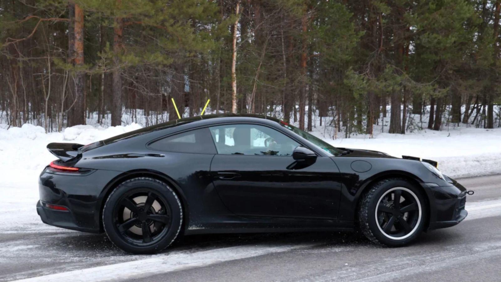 Porsche 911 Dakar mới sẽ có sự nâng cấp lớn về động cơ.